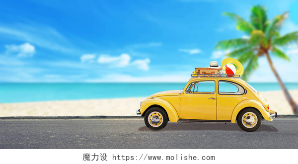 车顶上装有行李的汽车车顶上装有行李的汽车。海滩，海纳纳棕榈的背景。夏季旅游理念。复制旁边的空间.
